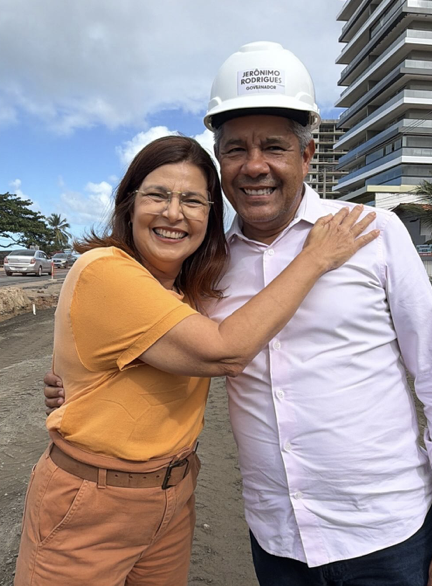 Adélia Pinheiro ao lado do governador Jerônimo Rodrigues em obra