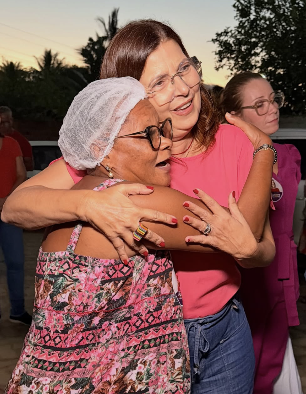Adélia Pinheiro abraçando uma apoiadora em evento de campanha